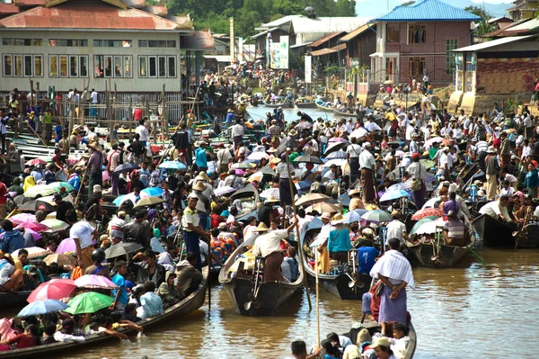 Atasco de tráfico en el festival Phaung Daw Oo Pagoda, Myanmar . — Foto de Stock