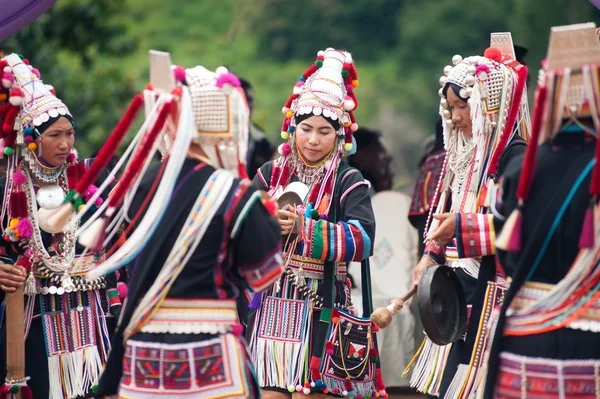 Colina tribu bailando en Akha Swing Festival . — Foto de Stock