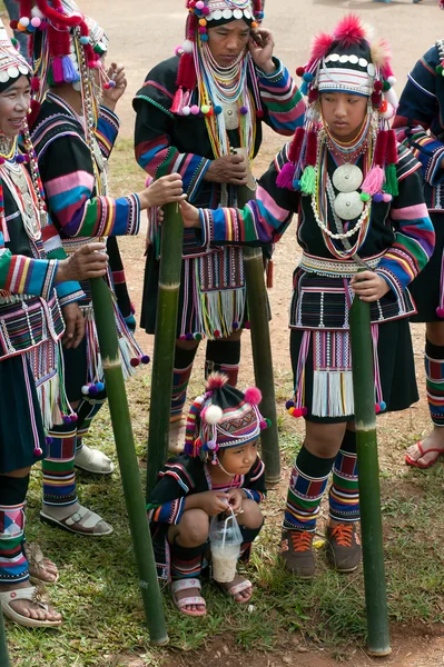 Colina tribu bailando en Akha Swing Festival . — Foto de Stock