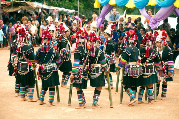 Hill tribe dancing in Akha Swing Festival. — Stockfoto