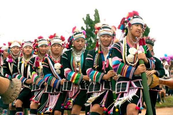 Colina tribu bailando en Akha Swing Festival . —  Fotos de Stock