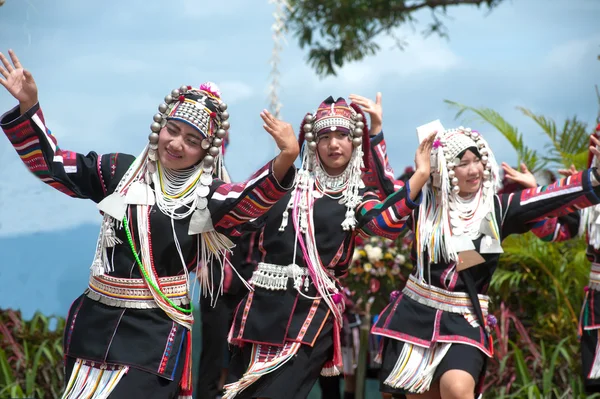 Colina tribu bailando en Akha Swing Festival . — Foto de Stock