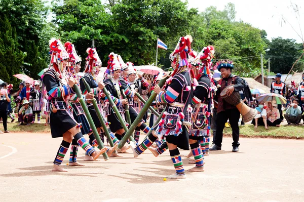 Colina tribu bailando en Akha Swing Festival . —  Fotos de Stock