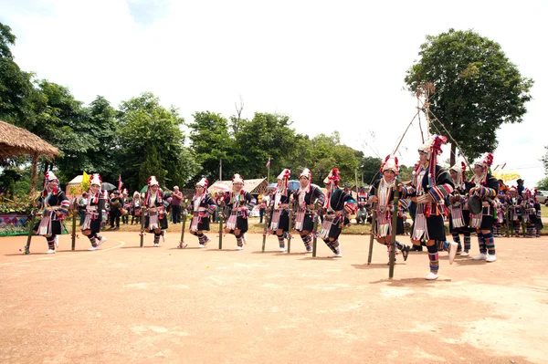 Danse de tribu de colline dans Akha Swing Festival . — Photo