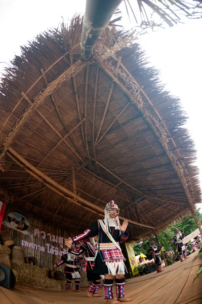 Colina tribu bailando en Akha Swing Festival . — Foto de Stock