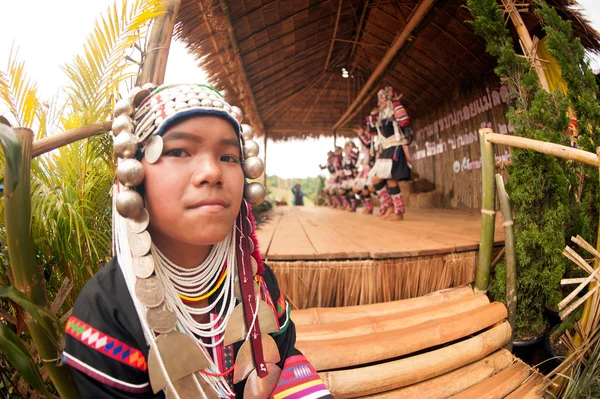 Colina tribu bailando en Akha Swing Festival . — Foto de Stock