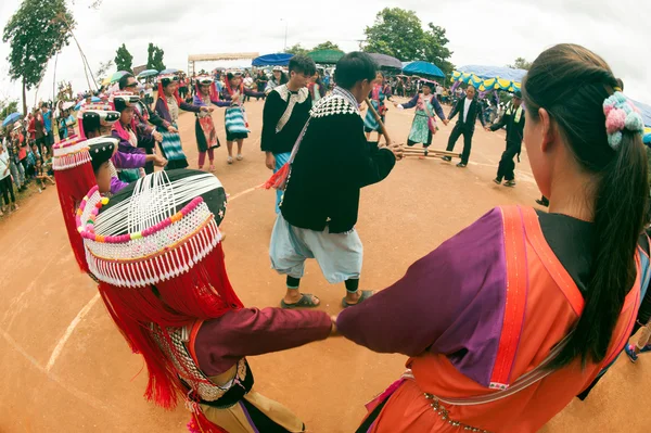 Mein Hill tribu tradicional de baile en Tailandia . — Foto de Stock