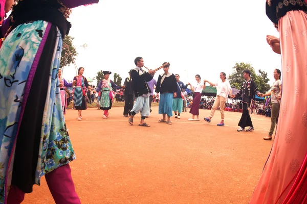 Mein Hill tribu tradicional de baile en Tailandia . — Foto de Stock