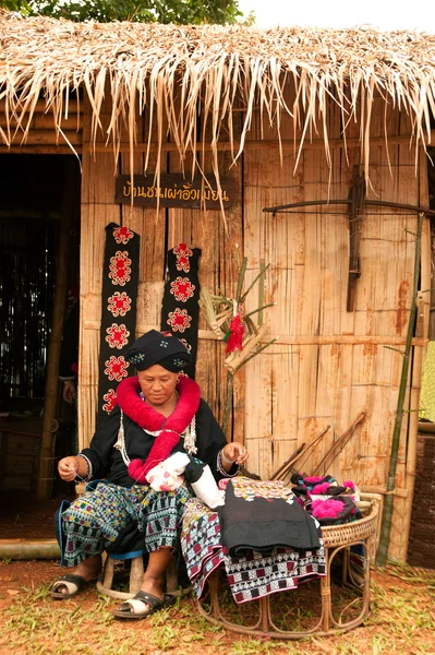 Mein Hill tribu bordado de ropa tradicional en Tailandia . — Foto de Stock