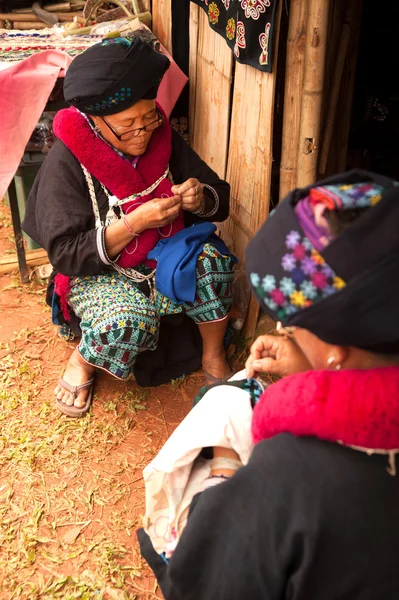 Вышивка традиционной одежды племени Майн Хилл в Таиланде . — стоковое фото