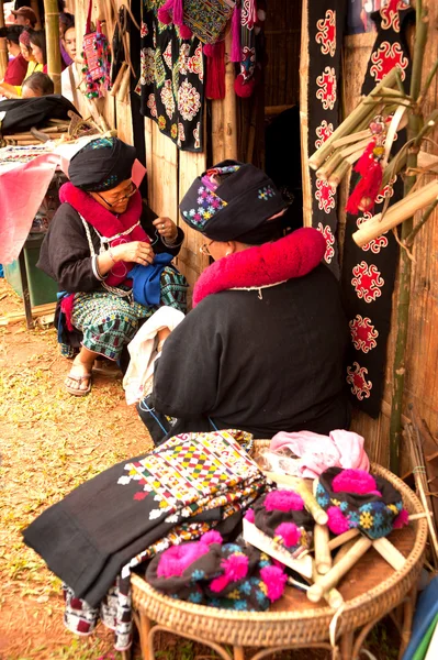 Stickerei traditioneller Kleidung in Thailand. — Stockfoto