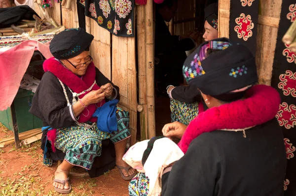 Broderie de vêtements traditionnels de la tribu Mein Hill en Thaïlande . — Photo