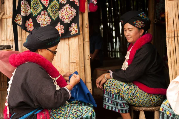 Mein hill tribe hímzés a hagyományos ruhákat, Thaiföld. — Stock Fotó