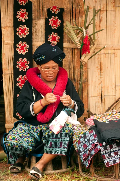 Broderie de vêtements traditionnels de la tribu Mein Hill en Thaïlande . — Photo