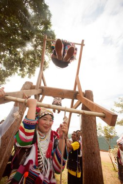 Akha Festivali Swing oynamaya geleneksel içinde Akha kadın.