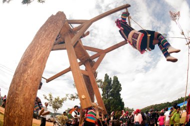 Akha Festivali Swing oynamaya geleneksel içinde Akha kadın.