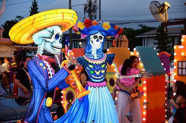 BANGKOK, THAILAND - 11 Ekim 2025: Bir çift parlak renkli, şeffaf iskelet cadılar bayramı boyunca Chocolate Ville Park 'ta sergilenir.