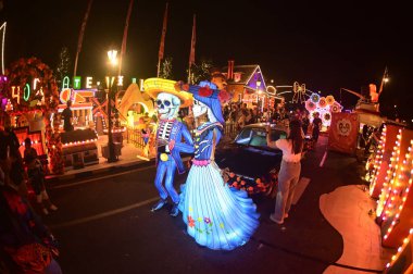 BANGKOK, THAILAND - 11 Ekim 2025: Bir çift parlak renkli, şeffaf iskelet cadılar bayramı boyunca Chocolate Ville Park 'ta sergilenir.