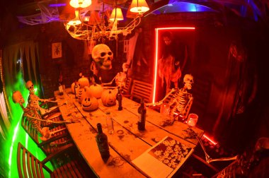 BANGKOK, THAILAND - 11 Ekim 2025: Çikolata Ville Parkı 'ndaki renkli bir odada iskeletler Cadılar Bayramı partisi veriyor.