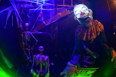 BANGKOK, THAILAND - 11 Ekim 2025 Cadılar Bayramı 'nda Chocolate Ville Park' taki renkli bir odada ürkütücü bir görüntü sergilemek için iskeletler asıldı..