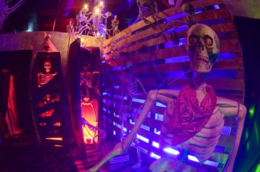 BANGKOK, THAILAND - 11 Ekim 2025 Cadılar Bayramı 'nda Chocolate Ville Park' taki renkli bir odada ürkütücü bir görüntü sergilemek için iskeletler asıldı..