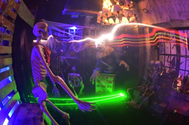 BANGKOK, THAILAND - 11 Ekim 2025 Cadılar Bayramı 'nda Chocolate Ville Park' taki renkli bir odada ürkütücü bir görüntü sergilemek için iskeletler asıldı..