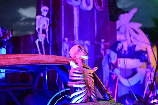 BANGKOK, THAILAND - 11 Ekim 2025: Çikolata Ville Parkı 'nda Cadılar Bayramı' nda açık hava iskeletleri asılı ve ürkütücü bir görüntü için ayakta durmaktadır..