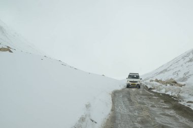 Leh Ladakh ve Pangong Gölü arasında, deniz seviyesinden 5,275 metre yükseklikte, dünyanın en yüksek otoyollarından biri olan Changla Geçidi 'nden turist araçları geçiyor. Hindistan 'daki Leh' de..