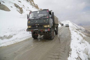 LEH, Hindistan - 18 Mayıs 2019: Askeri kamyonlar dünyanın en yüksek otoyollarından biri olan Changla Geçidi 'nden geçiyor, deniz seviyesinden 5,275 metre yükseklikte, Leh Ladakh ve Pangong Gölü arasında..