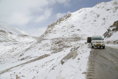Leh Ladakh ve Pangong Gölü arasında, deniz seviyesinden 5,275 metre yükseklikte, dünyanın en yüksek otoyollarından biri olan Changla Geçidi 'nden turist araçları geçiyor. Hindistan 'daki Leh' de..