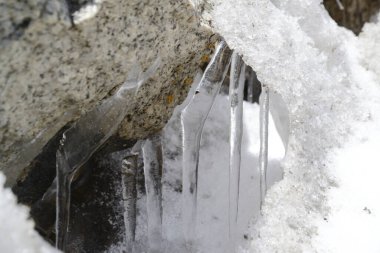 Su kayalıklardan damlıyor, kışın çok güzel donuyor..