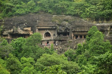 AURANGABUD, INDIA - 24 Ağustos 2025: Birçok turist, dünyanın en güzel ve en eski Budist mağara tapınakları olarak kabul edilen Ajanta Mağaralarını ziyaret eder. MS 350 'de inşa edilen Ajanta Mağara kompleksi dağın eteklerine oyulmuştur..