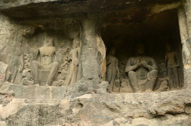 Dünyanın en güzel ve en eski Budist mağara tapınakları olarak kabul edilen Ajanta Mağaraları 'nın yamaçlarına oyulmuş Buda' nın levrek kabartmaları MS 350 yılında inşa edilmiştir..