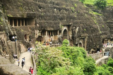 AURANGABUD, INDIA - 24 Ağustos 2025: Birçok turist, dünyanın en güzel ve en eski Budist mağara tapınakları olarak kabul edilen Ajanta Mağaralarını ziyaret eder. MS 350 'de inşa edilen Ajanta Mağara kompleksi dağın eteklerine oyulmuştur..
