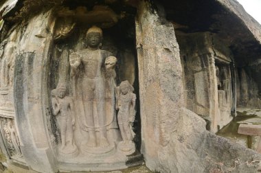 Dünyanın en güzel ve en eski Budist mağara tapınakları olarak kabul edilen Ajanta Mağaraları 'nın yamaçlarına oyulmuş Buda' nın levrek kabartmaları MS 350 yılında inşa edilmiştir..