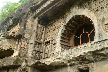 Dünyanın en güzel ve en eski Budist mağara tapınakları olarak kabul edilen Ajanta Mağaraları 'nın yamaçlarına oyulmuş Buda' nın levrek kabartmaları MS 350 yılında inşa edilmiştir..