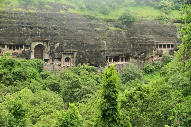 AURANGABUD, INDIA - 24 Ağustos 2025: Birçok turist, dünyanın en güzel ve en eski Budist mağara tapınakları olarak kabul edilen Ajanta Mağaralarını ziyaret eder. MS 350 'de inşa edilen Ajanta Mağara kompleksi dağın eteklerine oyulmuştur..