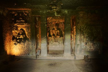 Dünyanın en güzel ve en eski Budist mağara tapınakları olarak kabul edilen Ajanta Mağaraları 'nın yamaçlarına oyulmuş Buda' nın levrek kabartmaları MS 350 yılında inşa edilmiştir..