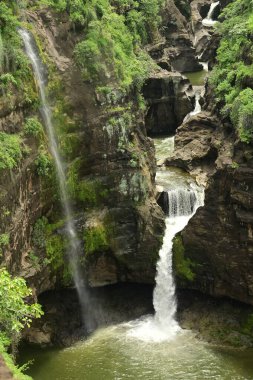 Ajanta Mağaraları yakınlarındaki vadiden akan şelaleler dünyanın en güzel ve en eski Budist mağara tapınakları olarak kabul edilir..