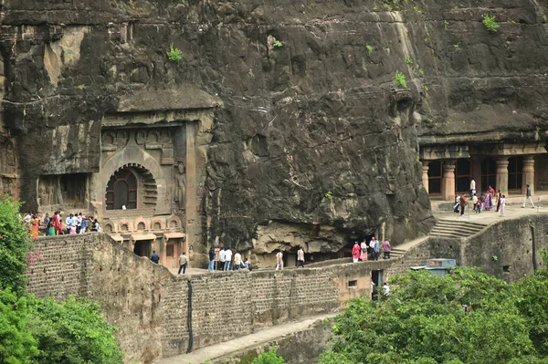 AURANGABUD, INDIA - 24 Ağustos 2025: Birçok turist, dünyanın en güzel ve en eski Budist mağara tapınakları olarak kabul edilen Ajanta Mağaralarını ziyaret eder. MS 350 'de inşa edilen Ajanta Mağara kompleksi dağın eteklerine oyulmuştur..