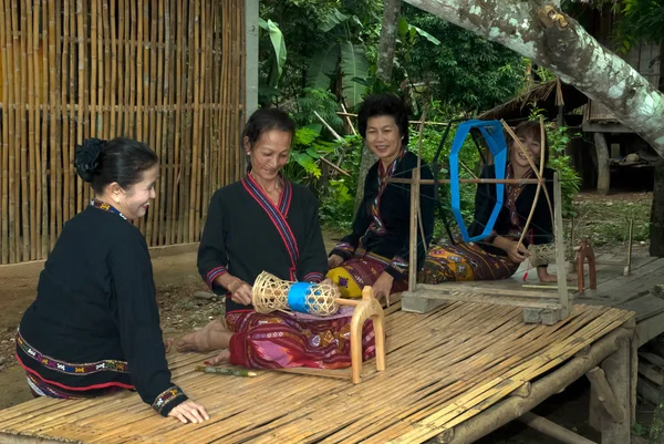 La minorité de la tribu Lua Hill tourne des rouleaux est faite de bambou en T — Photo