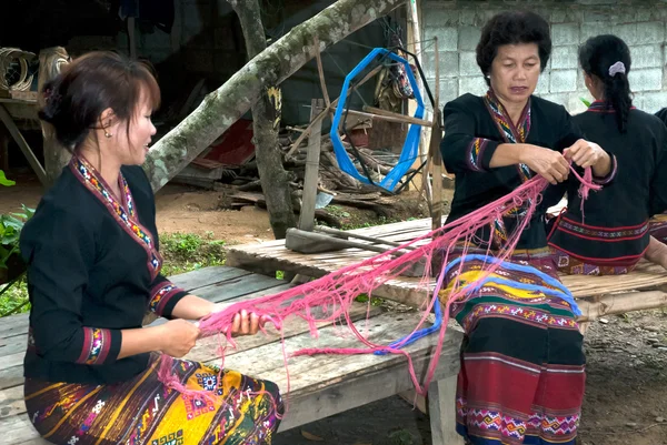 Lua Hill Tribe minderheid is het draaien van reels is gemaakt van bamboe in T — Stockfoto
