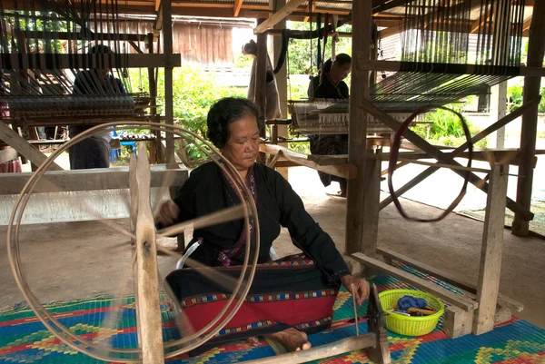 Lua Hill Tribe μειονότητα γυρίζοντας τα ροδέλα είναι κατασκευασμένο από μπαμπού, το τόνους — Φωτογραφία Αρχείου