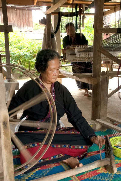 Lua Hill Tribe minderheid is het draaien van reels is gemaakt van bamboe in T — Stockfoto