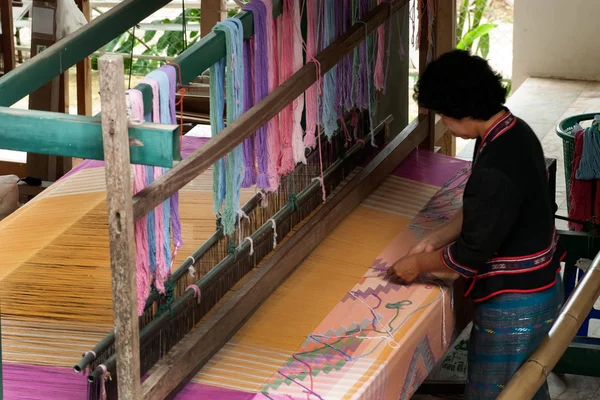 Minoría de la tribu Lua Hill está tejiendo con telar en Tailandia . —  Fotos de Stock
