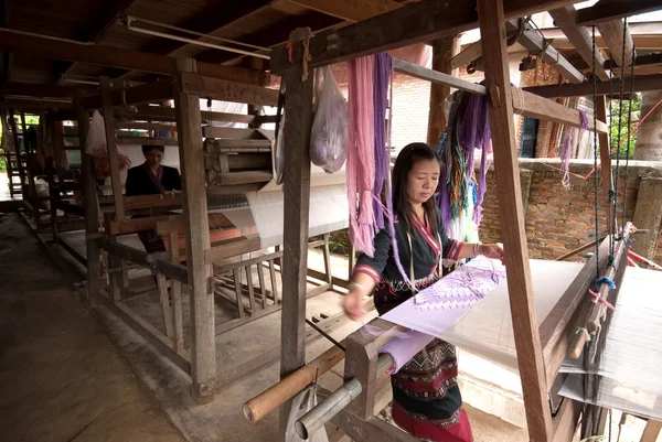 Kisebbségi lua Hill Tribe a szövés, a szövőszék, Thaiföld. — Stock Fotó