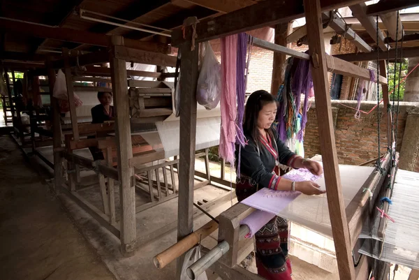 Minoría de la tribu Lua Hill está tejiendo con telar en Tailandia . —  Fotos de Stock
