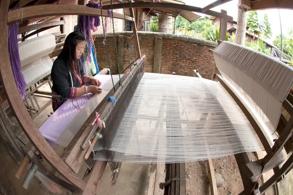 Племя Луа Хилл ткут ткацкие станки в Таиланде . — стоковое фото