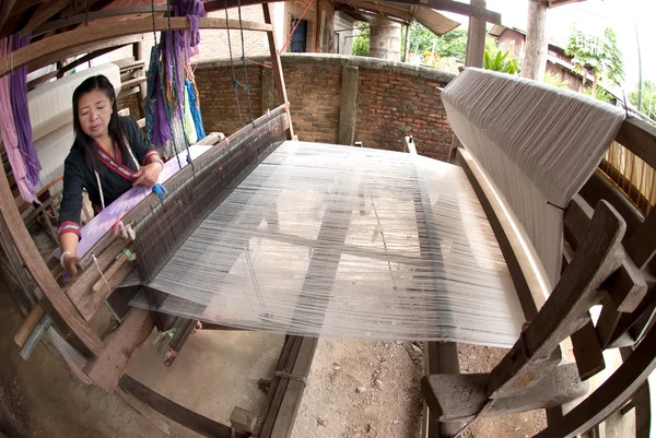 Minoría de la tribu Lua Hill está tejiendo con telar en Tailandia . —  Fotos de Stock