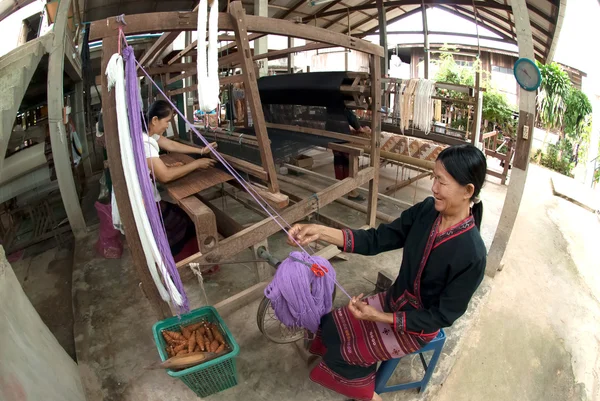 Minoría de la tribu Lua Hill está tejiendo con telar en Tailandia . —  Fotos de Stock